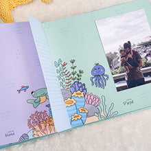 Cargar imagen en el visor de la galería, Álbum de fotos personalizado para bebé "COMO PEZ EN EL AGUA"