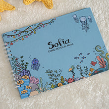Cargar imagen en el visor de la galería, Álbum de fotos personalizado bebé "COMO PEZ EN EL AGUA" en Espiral