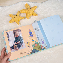 Cargar imagen en el visor de la galería, Álbum de fotos personalizado para bebé "COMO PEZ EN EL AGUA"