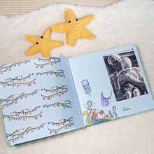 Cargar imagen en el visor de la galería, Álbum de fotos personalizado para bebé "COMO PEZ EN EL AGUA"