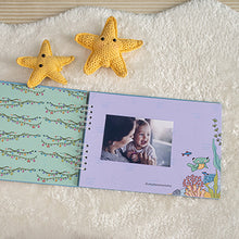 Cargar imagen en el visor de la galería, Álbum de fotos personalizado bebé "COMO PEZ EN EL AGUA" en Espiral