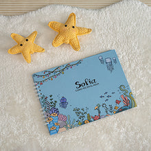Cargar imagen en el visor de la galería, Álbum de fotos personalizado bebé "COMO PEZ EN EL AGUA" en Espiral