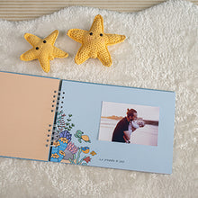 Cargar imagen en el visor de la galería, Álbum de fotos personalizado bebé "COMO PEZ EN EL AGUA" en Espiral