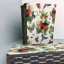 Cargar imagen en el visor de la galería, Libreta con cosido expuesto “Frida Kahlo”