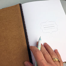 Cargar imagen en el visor de la galería, Libreta con cosido expuesto “Frida Kahlo”