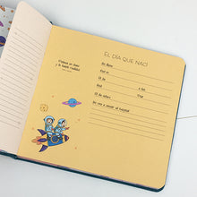 Cargar imagen en el visor de la galería, Álbum de fotos personalizado para bebé "MI PEQUEÑO UNIVERSO"