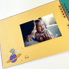 Cargar imagen en el visor de la galería, Álbum de fotos personalizado para bebé "MI PEQUEÑO UNIVERSO" en espiral