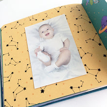 Cargar imagen en el visor de la galería, Álbum de fotos personalizado para bebé &quot;MI PEQUEÑO UNIVERSO&quot;
