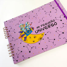 Cargar imagen en el visor de la galería, Álbum de fotos personalizado para bebé &quot;MI PEQUEÑO UNIVERSO&quot; en espiral
