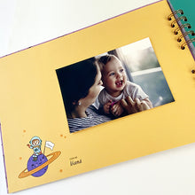 Cargar imagen en el visor de la galería, Álbum de fotos personalizado para bebé &quot;MI PEQUEÑO UNIVERSO&quot; en espiral
