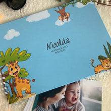 Load image into Gallery viewer, Álbum de fotos personalizado para bebé &quot;SELVA DE PAPEL&quot; EN ESPIRAL - Formato papel
